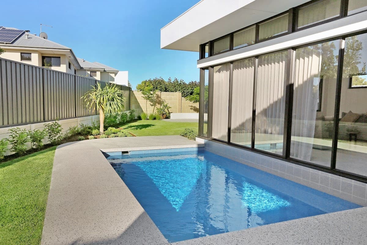 Modern pool and outdoor entertaining area with lush lawn — Perth
